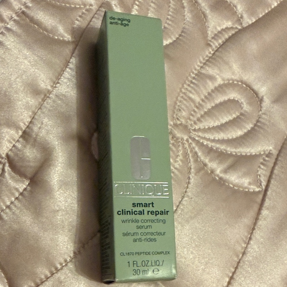 Clinique Smart Clinical Repair Serum in Mint Green